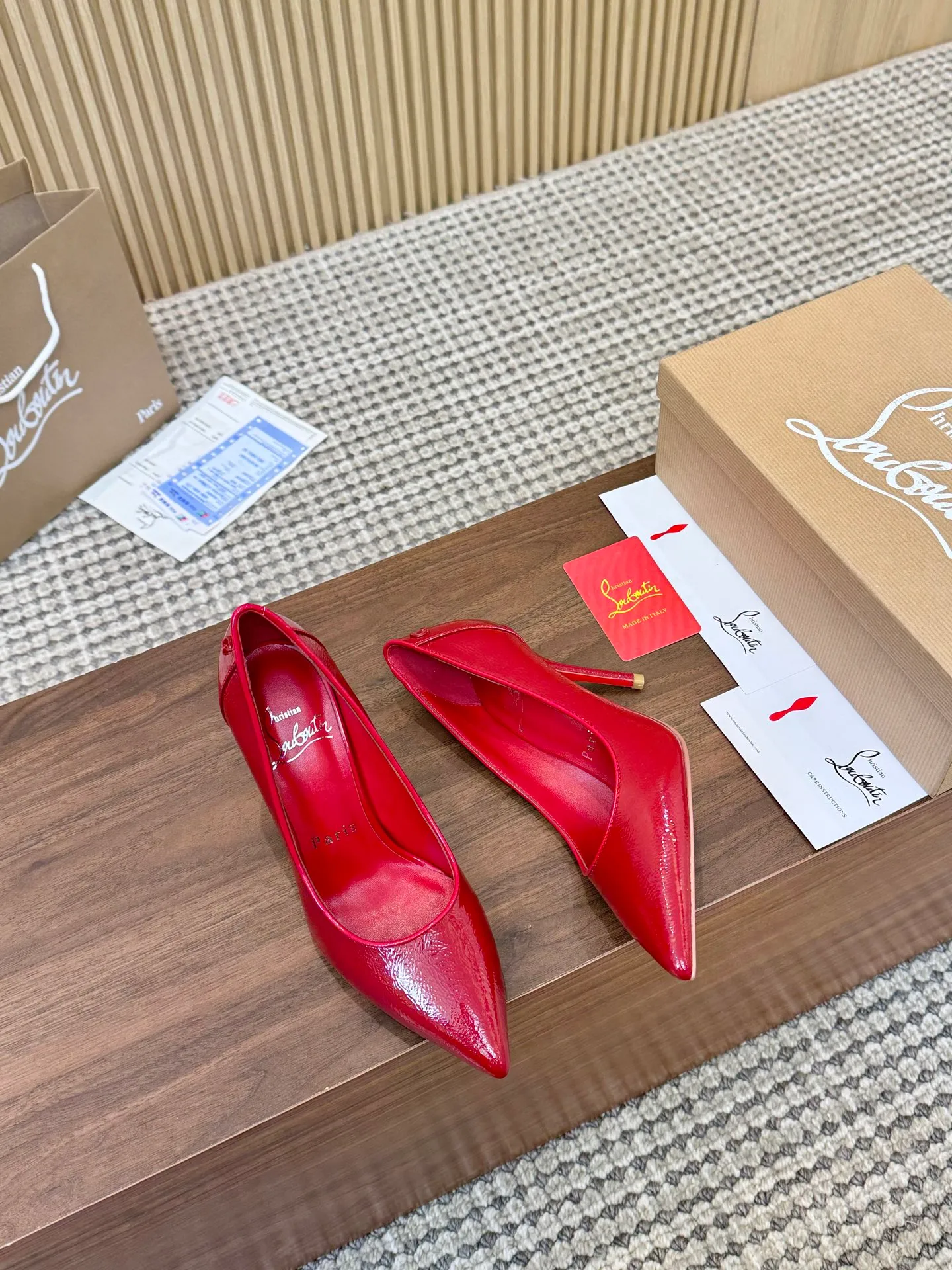 👟👟Ex-factory price 480👟👟 Genuine leather sole +40 Year-round shipment💝Christian Louboutin CL👠 "Patent Leather Hemming Craft Series" Noble and luxurious, real blingbling👟👟 Real materials, all customized by the pattern maker, and the materials are made of original customized materials to achieve the taste of the original 5 color options💍Upper: Imported👉cow patent leather💪 Lining: Sheepskin foot pad/lining Size: 34-40.41.42 Heel height: two options: 10.5cm and 8.5cm